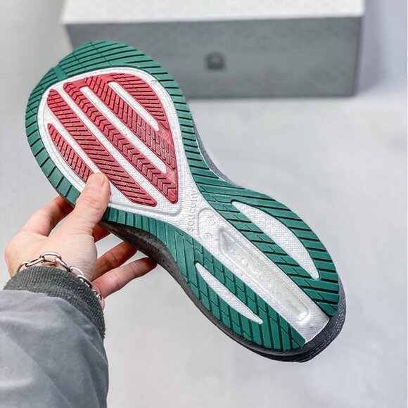 Saucony Triumph 21 Low-Top Gray Running Shoes